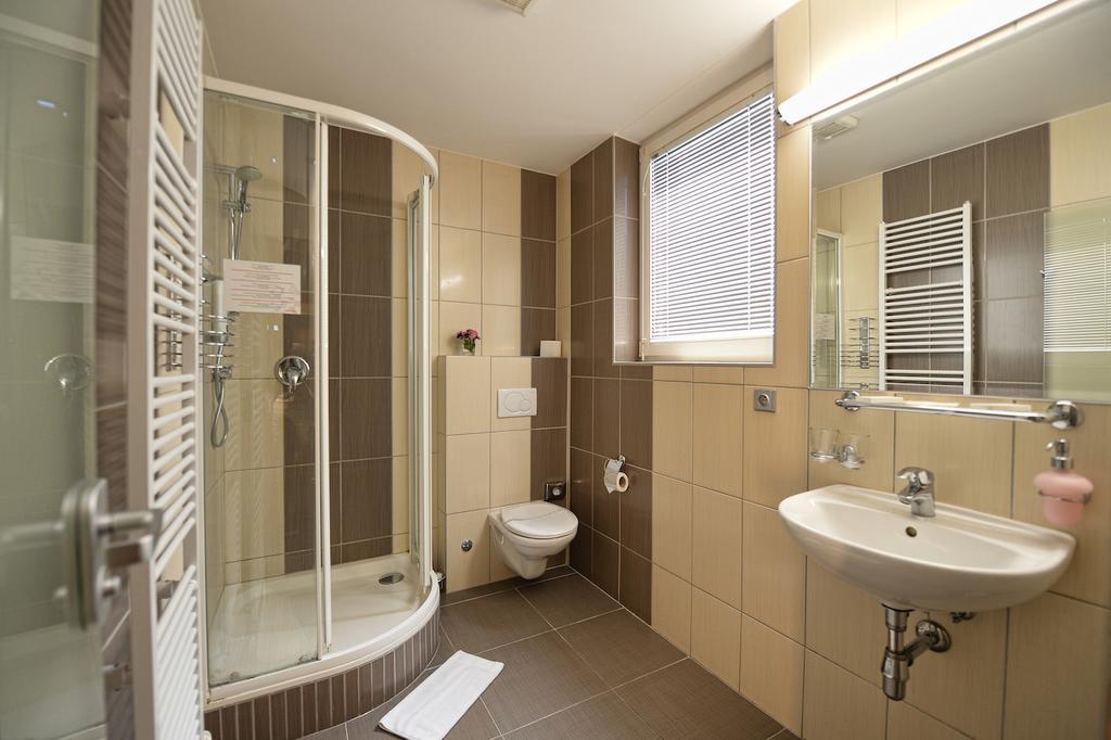 Hotel Vaka Брно Экстерьер фото